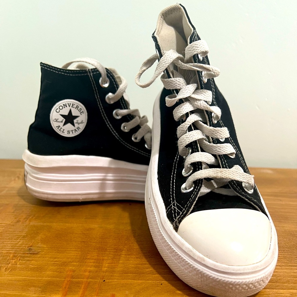 Converse platform shoe size 6.
